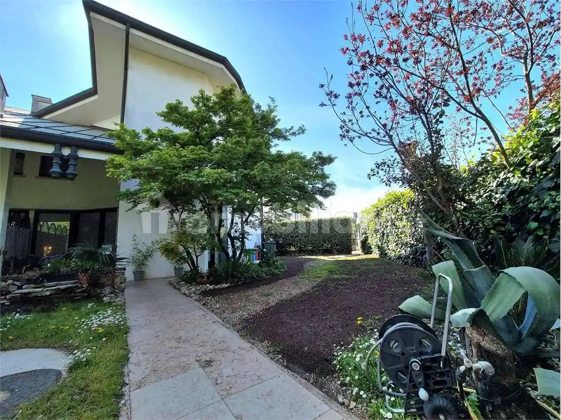 Villa in vendita a Valeggio sul Mincio