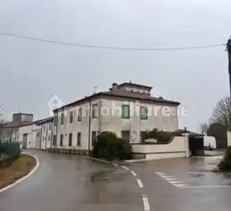 Palazzo - Stabile in vendita a Pressana