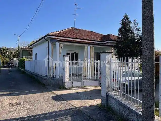 Villa in vendita a Robbio
