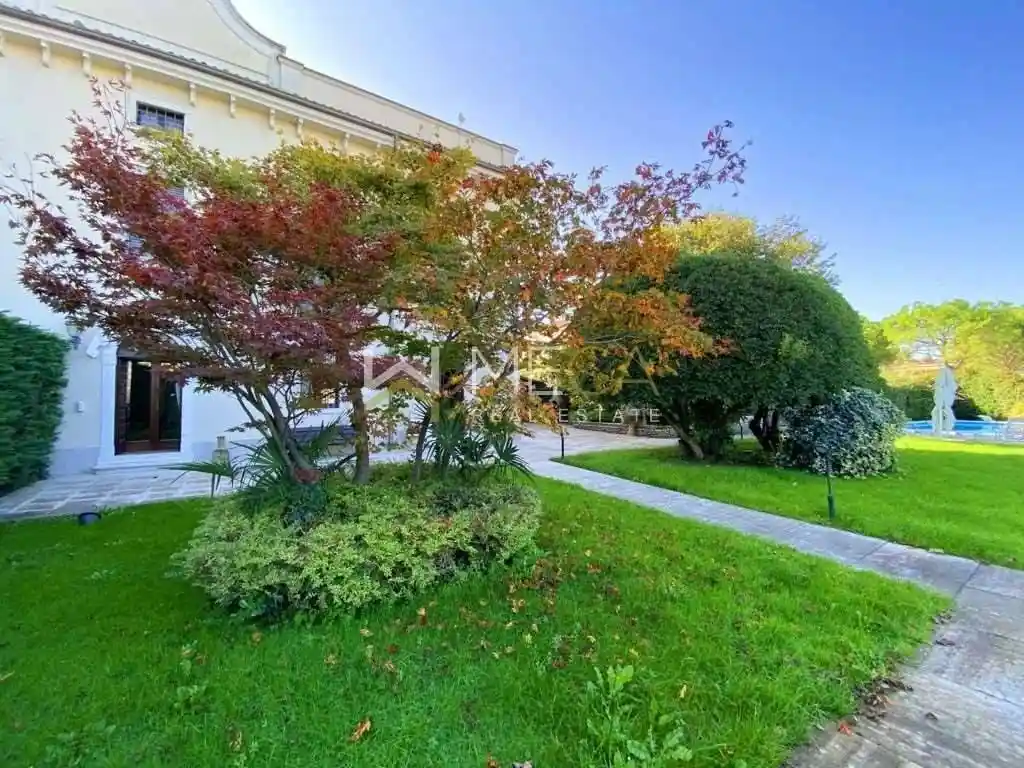 Villa in vendita a Desenzano del Garda