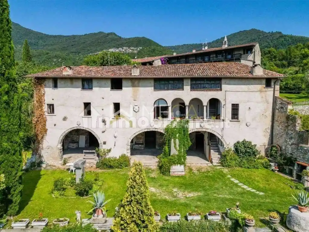 Villa in vendita a Roè Volciano