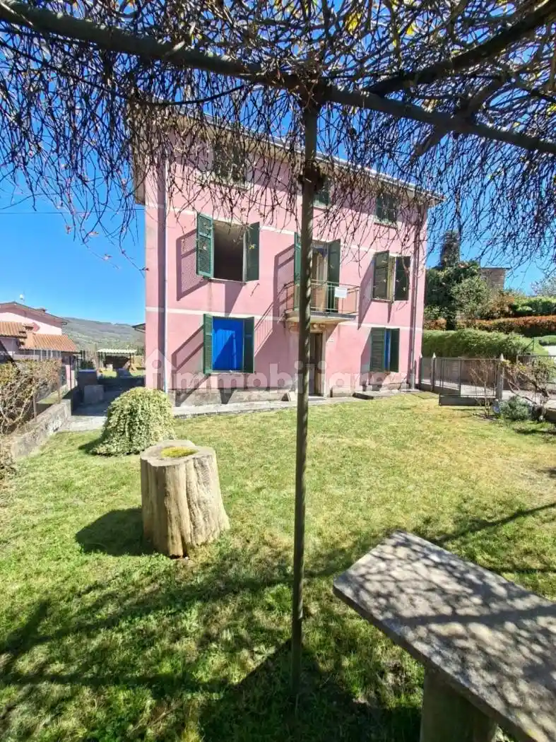 Casa indipendente in vendita a Varano de' Melegari