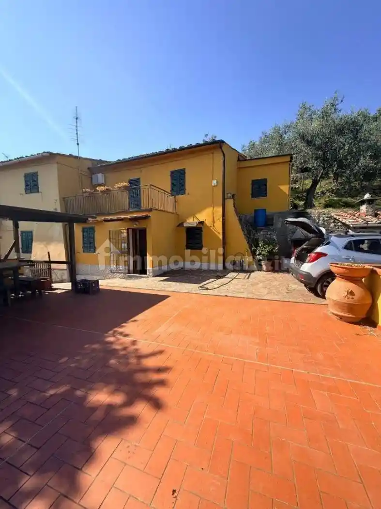 Casa indipendente in affitto a Prato