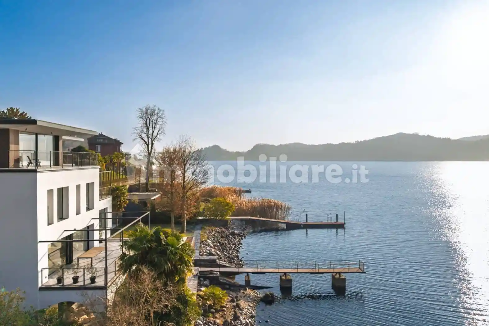 Villa in vendita a Angera