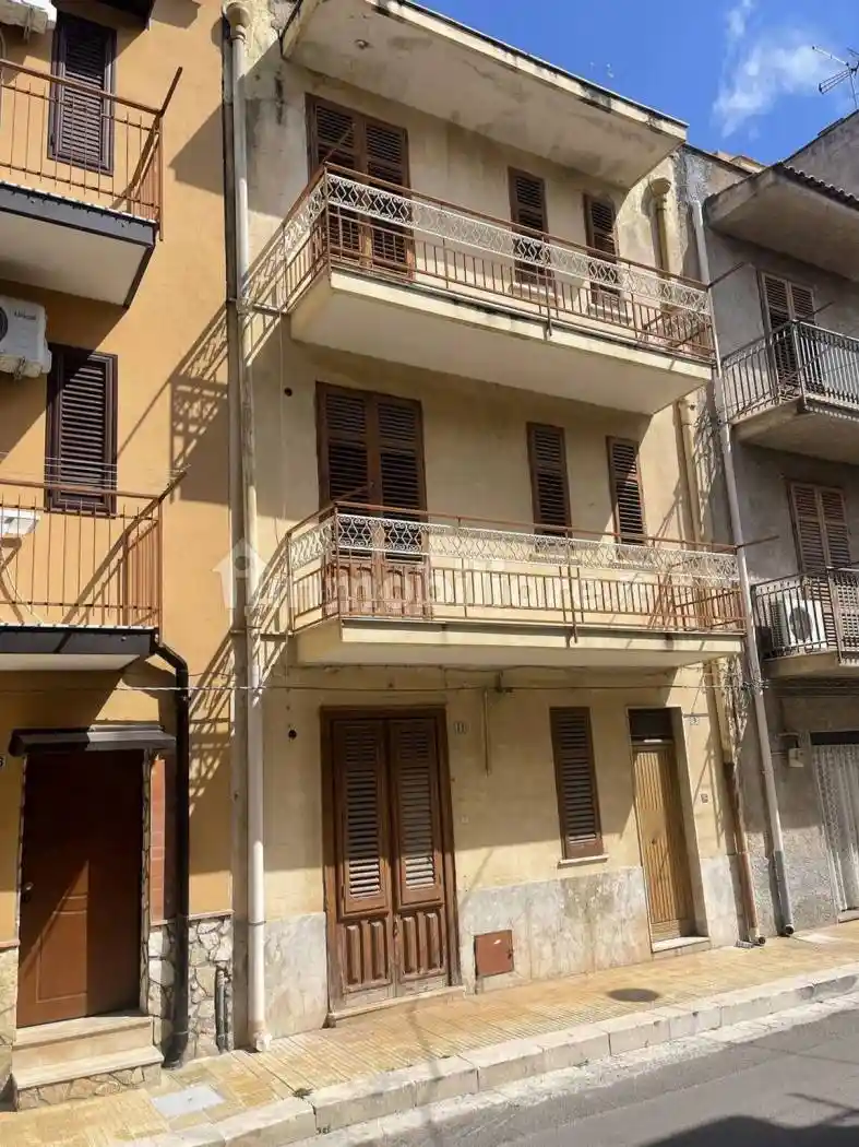 Palazzo - Edificio in vendita a Altavilla Milicia