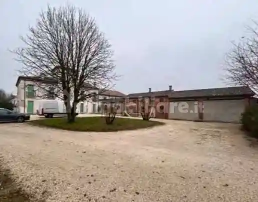 Palazzo - Stabile in vendita a Pressana