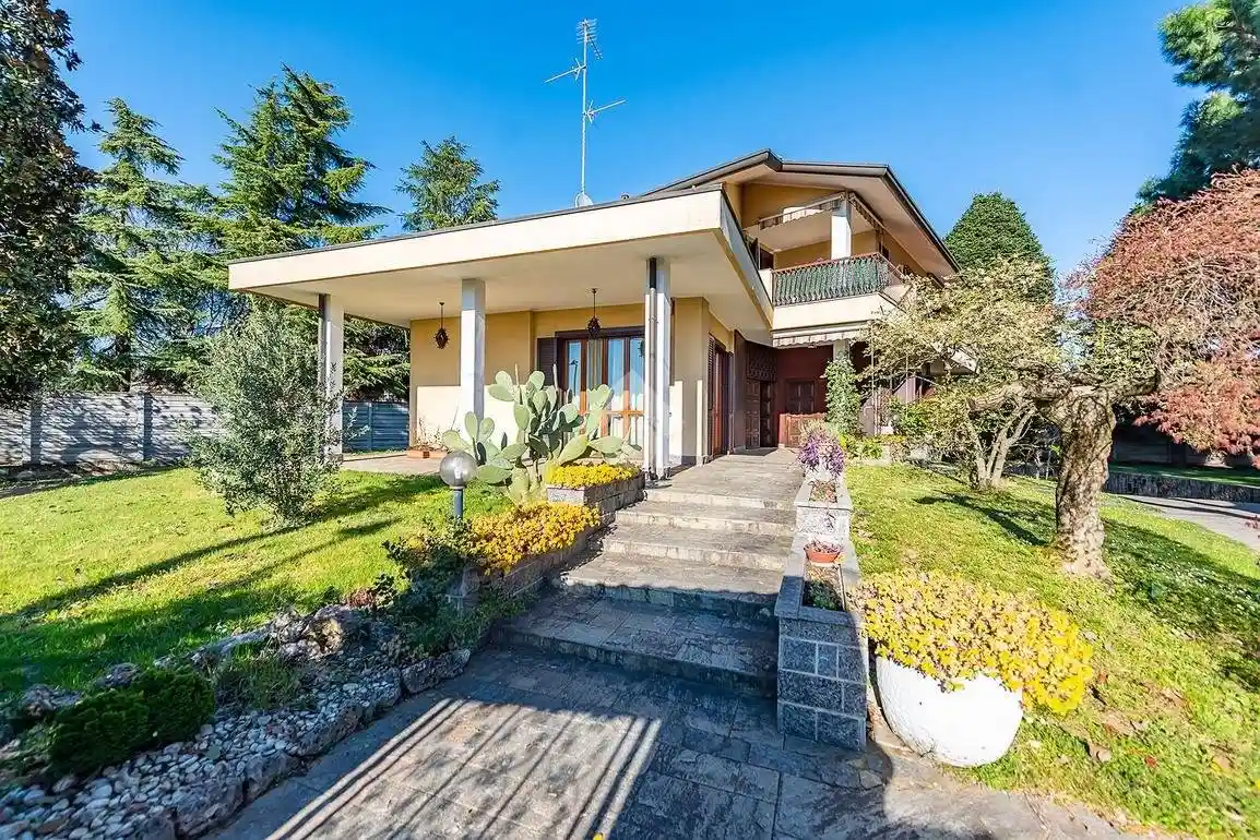 Villa in vendita a Caronno Pertusella