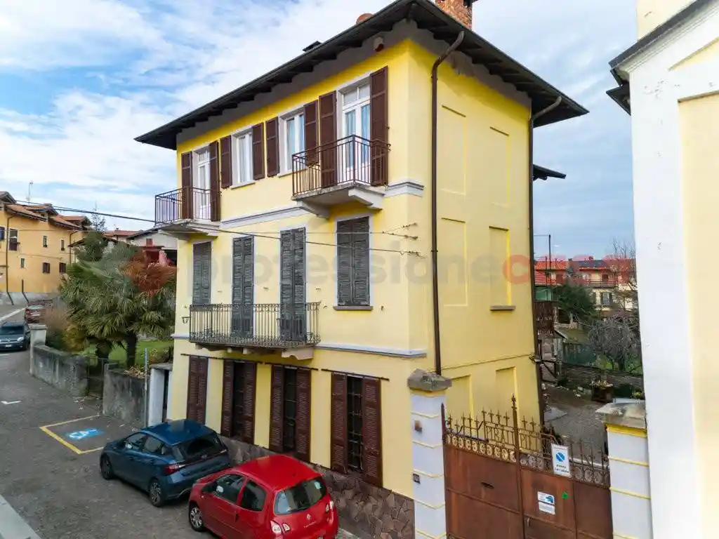 Casa indipendente in vendita a Paruzzaro