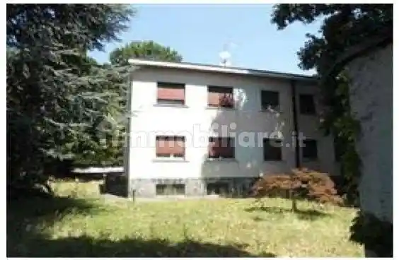 Appartamento in vendita a Carugo