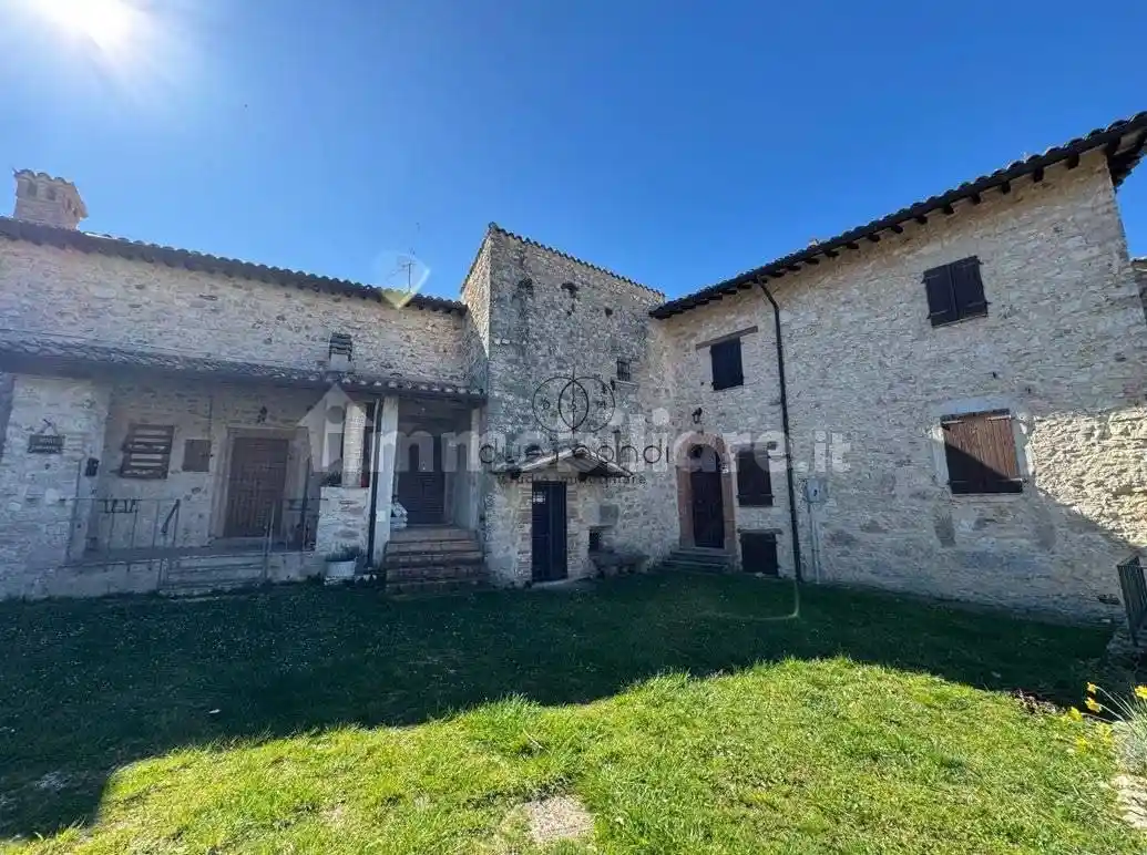 Casa indipendente in vendita a Campello sul Clitunno