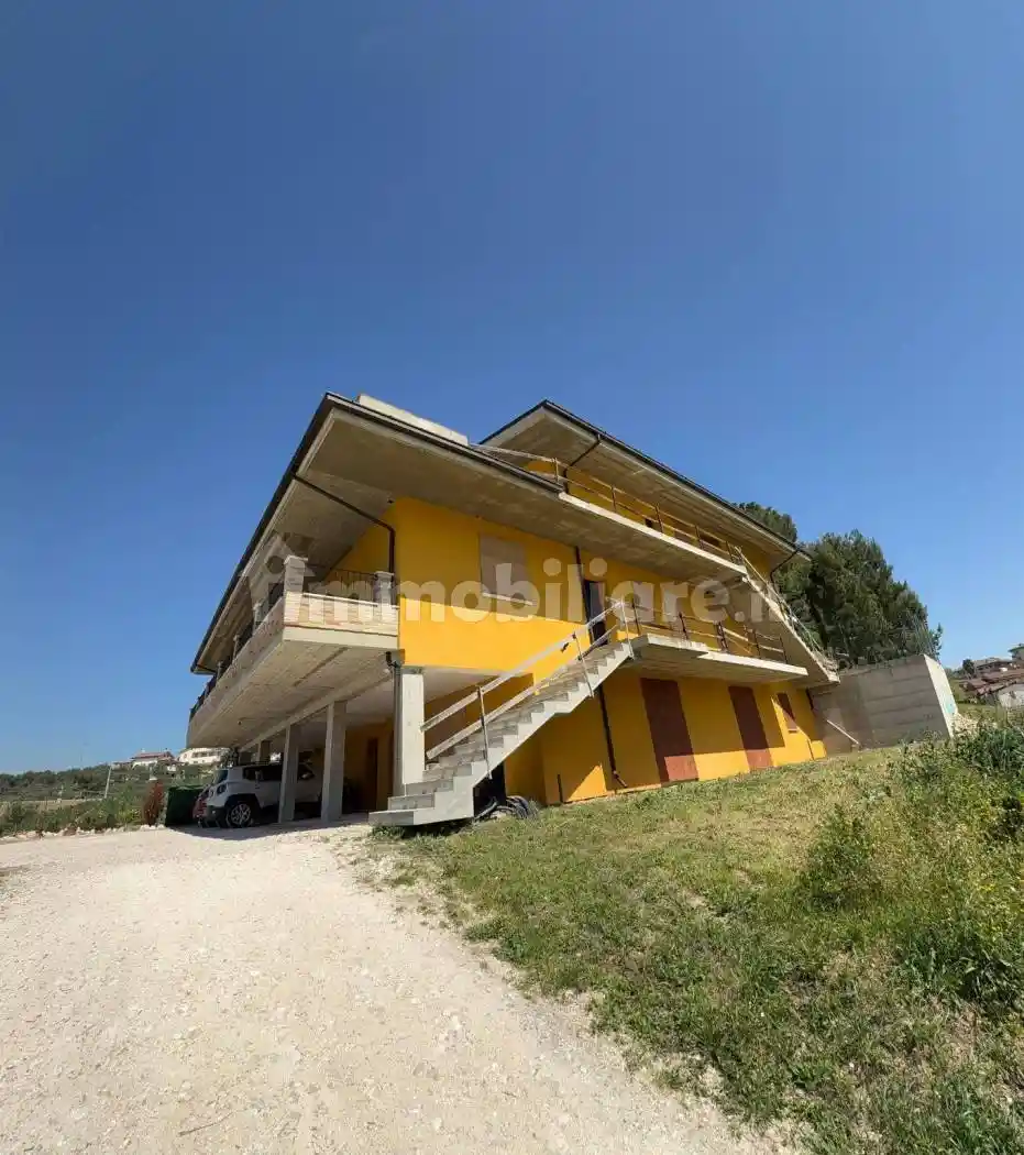 Palazzo - Edificio in vendita a Pianella