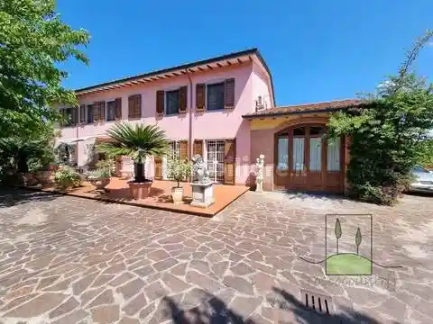 Villa in vendita a Cascina