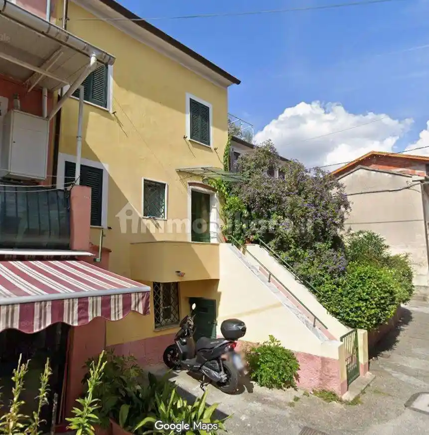 Casa indipendente in affitto a Massa