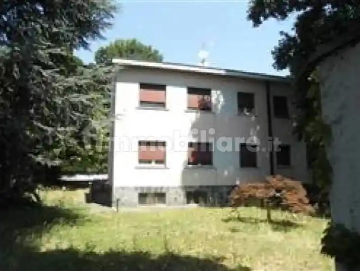 Appartamento in vendita a Carugo