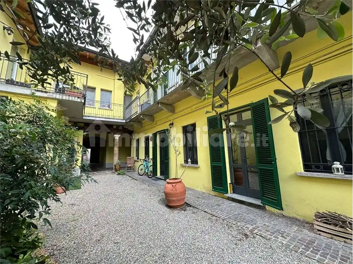 Appartamento in affitto a Angera