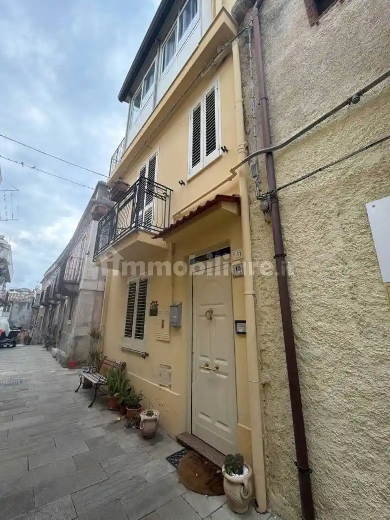 Palazzo - Edificio in vendita a Furnari