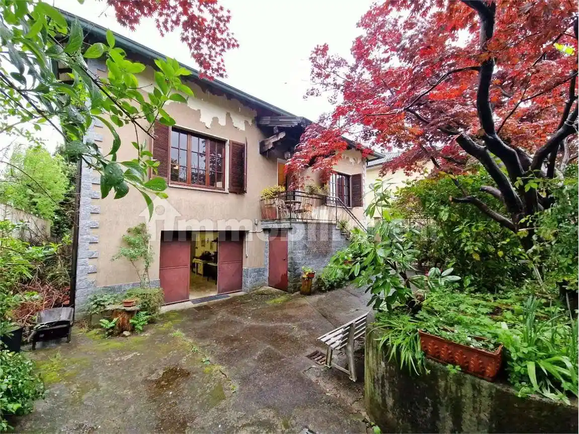 Villa in vendita a Angera