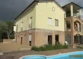 Villa in vendita a Loro Piceno