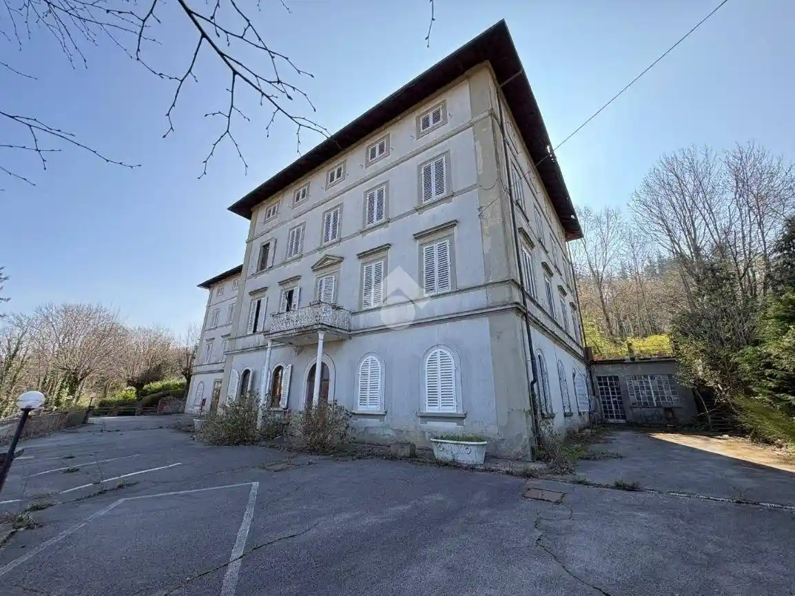 Palazzo - Edificio in vendita a Reggello