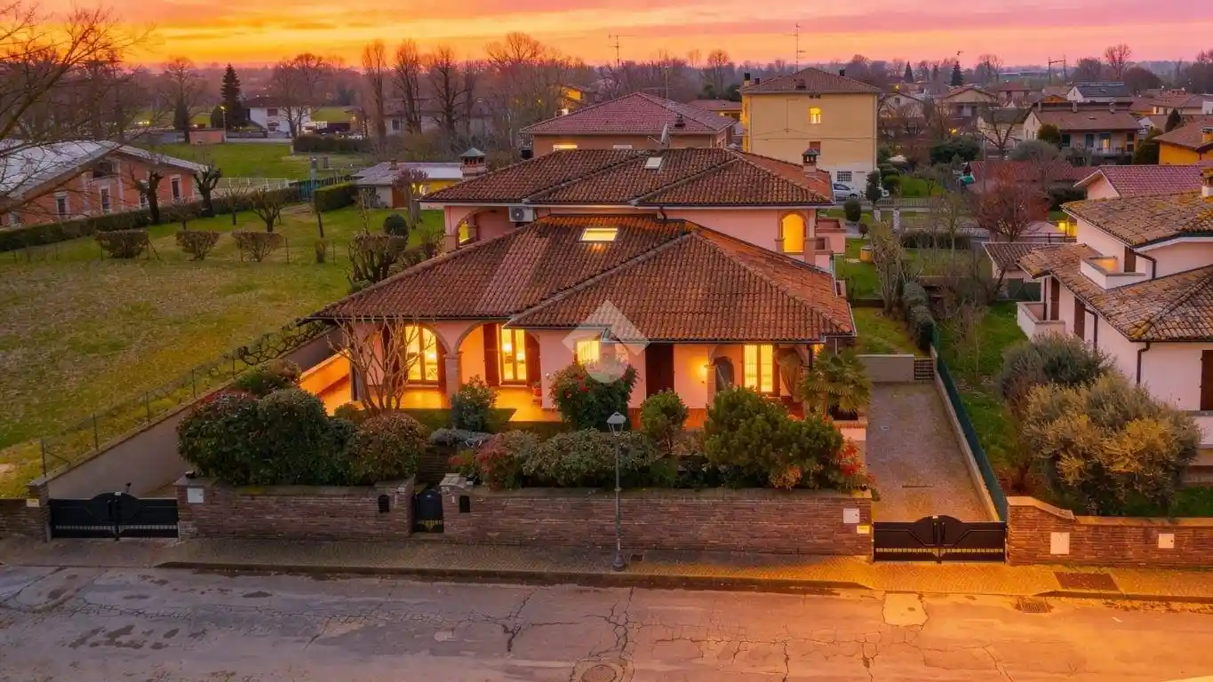 Villa in vendita a Gattatico