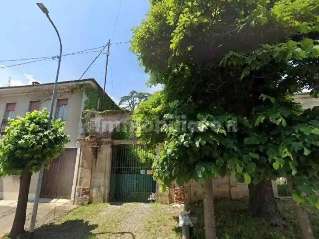 Palazzo - Stabile in vendita a Oglianico