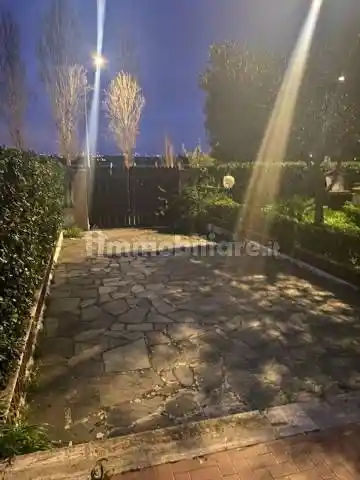Palazzo - Edificio in vendita a Pomezia