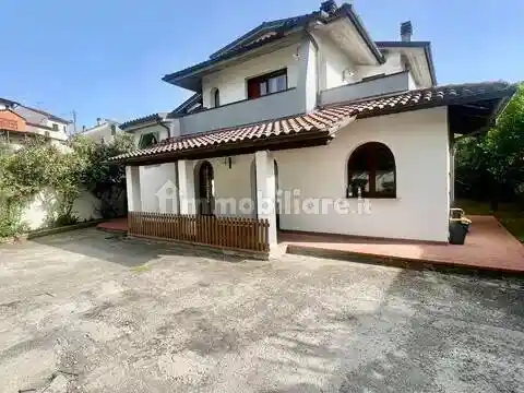 Villa in vendita a Montecatini-Terme