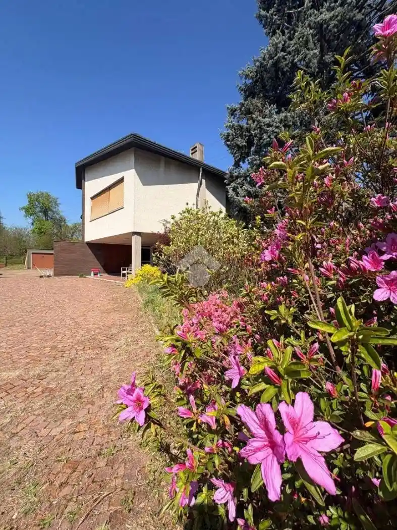 Casa indipendente in vendita a Ferno
