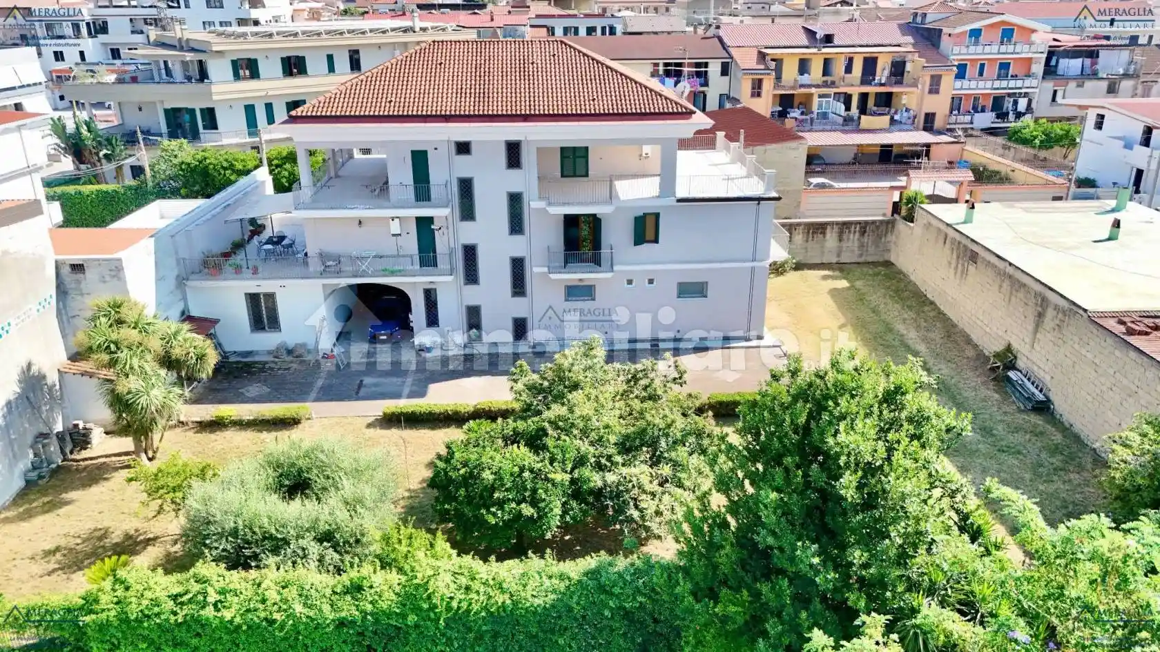 Palazzo - Edificio in vendita a Parete