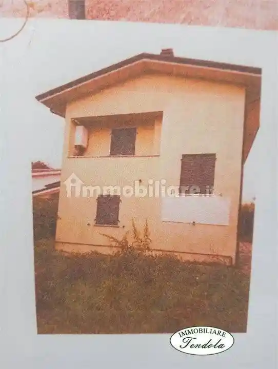 Casa indipendente in vendita a Luni