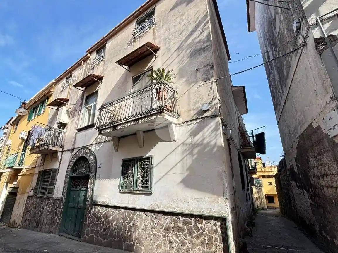 Palazzo - Edificio in vendita a Castellammare di Stabia