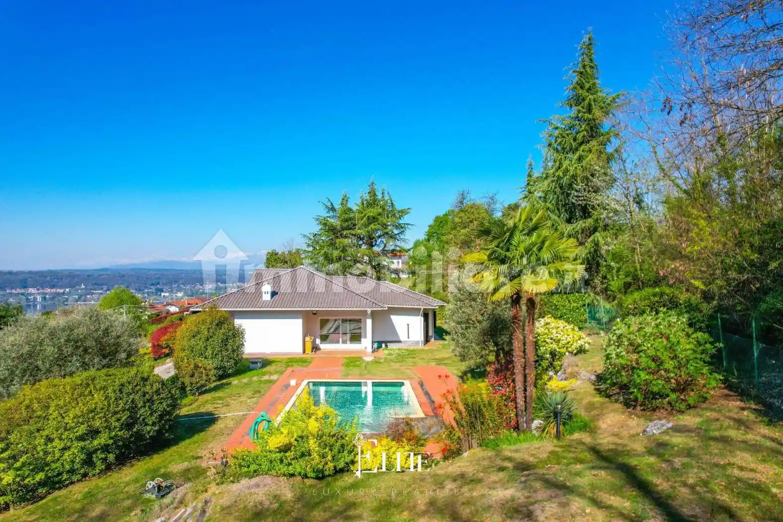 Villa in vendita a Sesto Calende