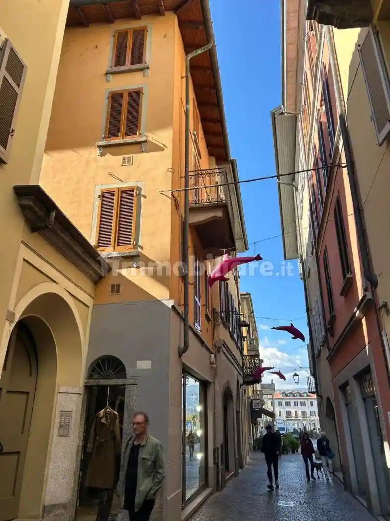 Palazzo - Edificio in vendita a Arona