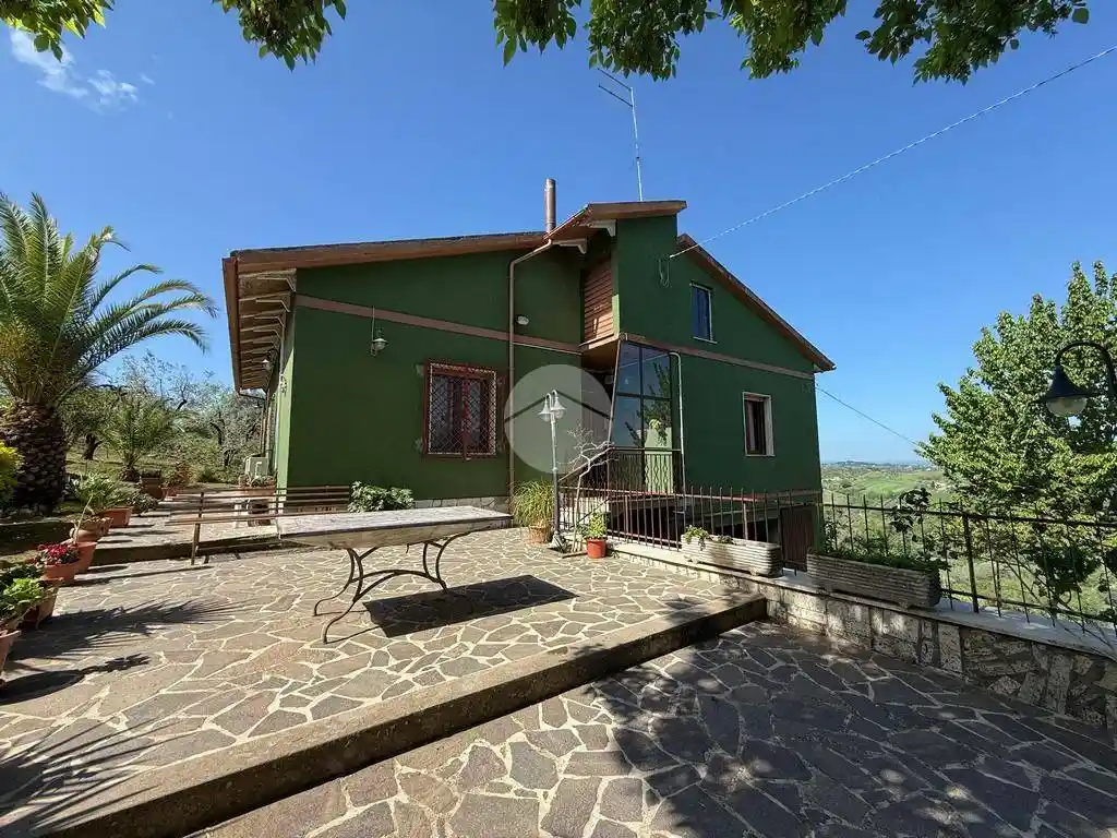 Casa indipendente in vendita a Montebuono