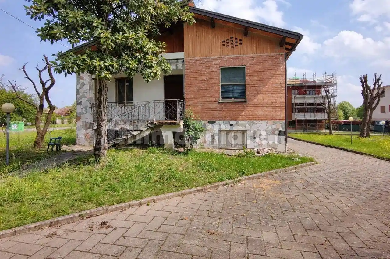 Casa indipendente in vendita a Montechiarugolo