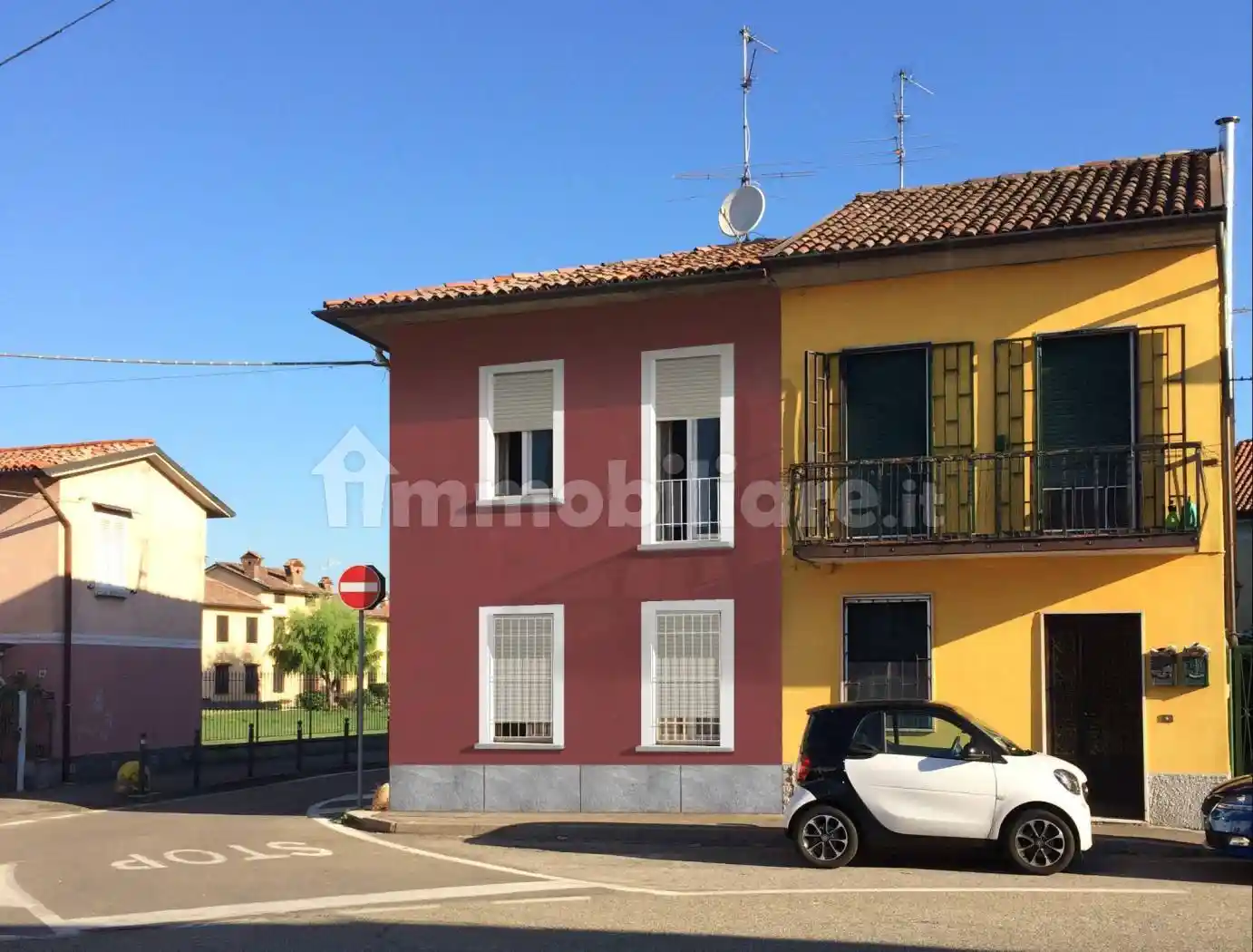 Casa indipendente in affitto a Vellezzo Bellini