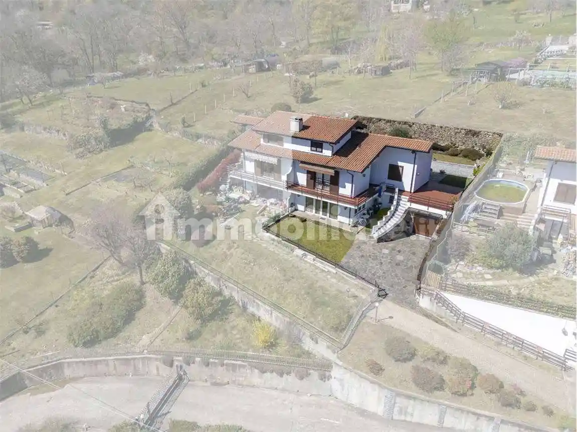 Villa in vendita a Nebbiuno