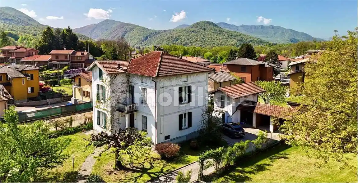 Villa in vendita a Marchirolo