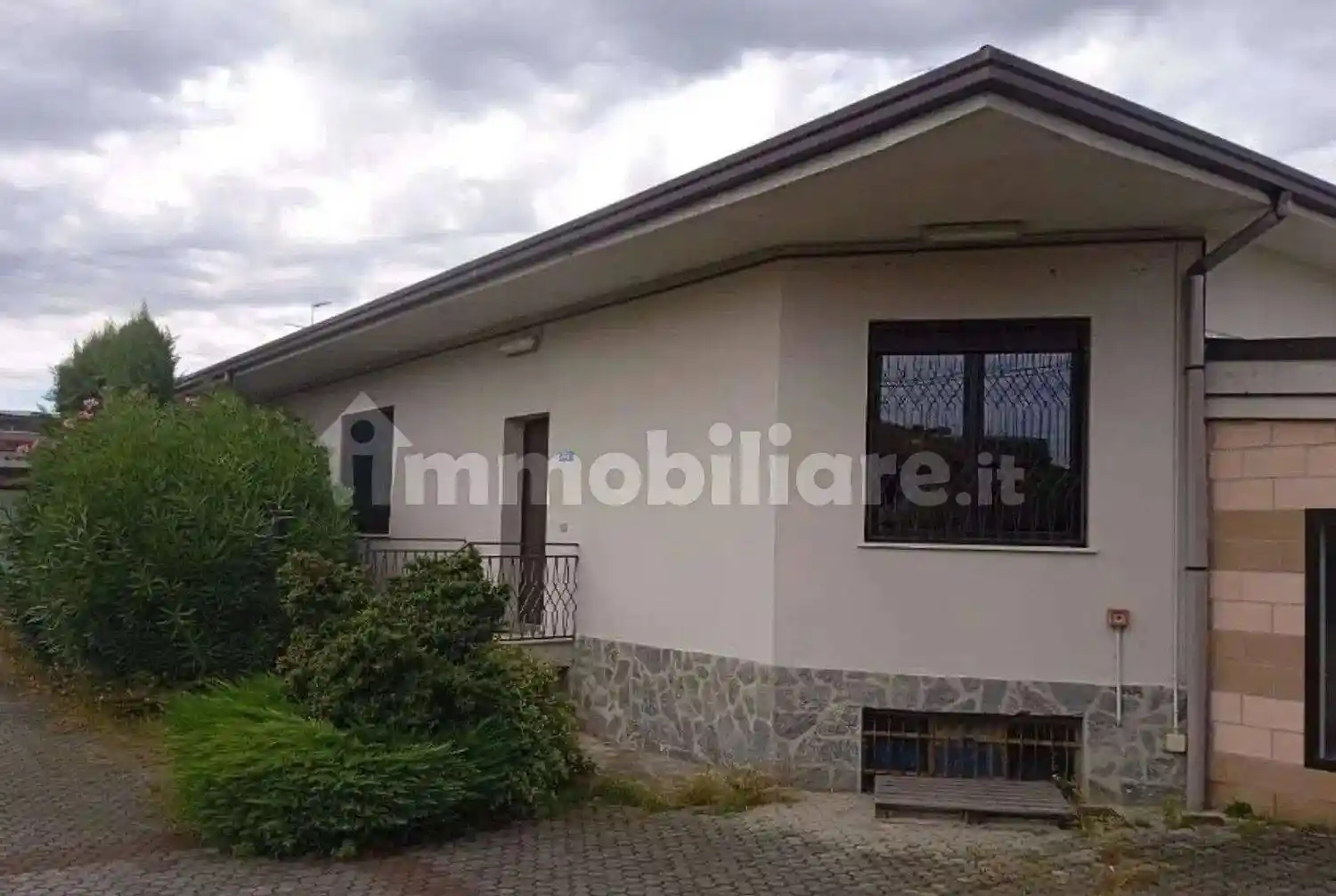 Palazzo - Stabile in vendita a Castano Primo