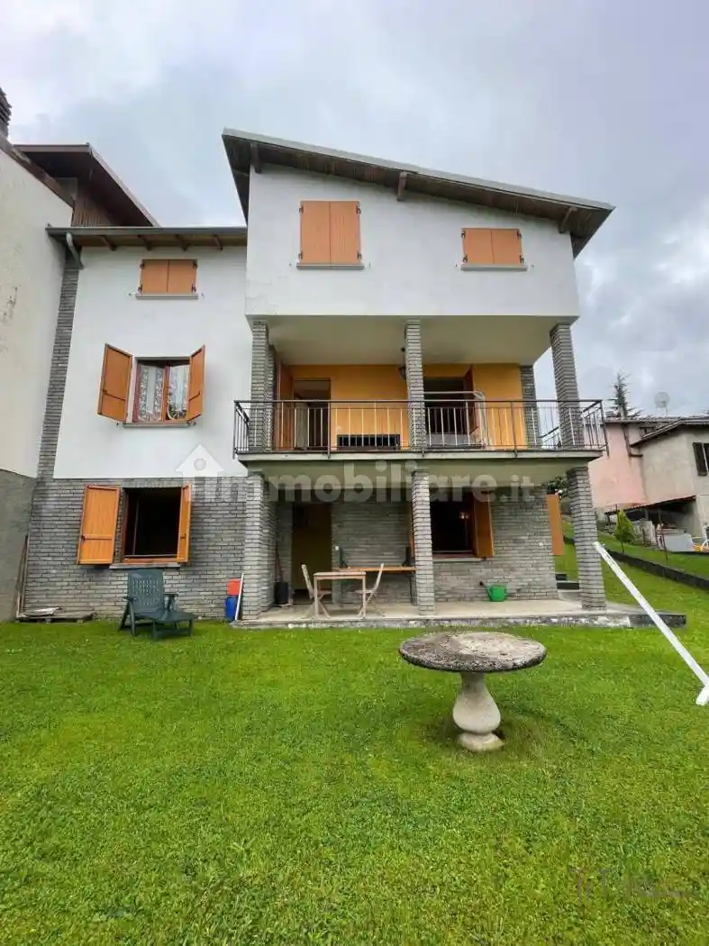 Casa indipendente in vendita a Leffe