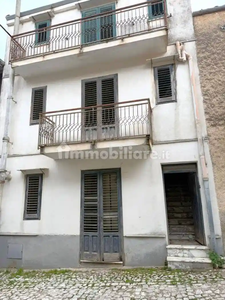 Casa indipendente in vendita a Palazzo Adriano