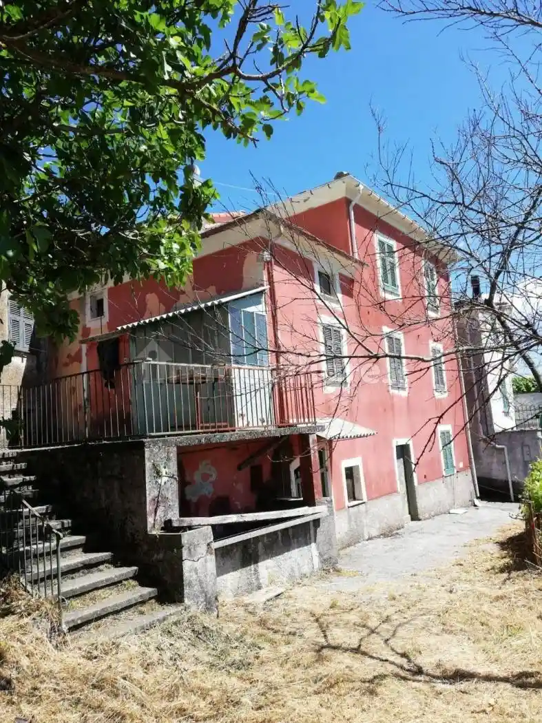 Casa indipendente in vendita a Varese Ligure