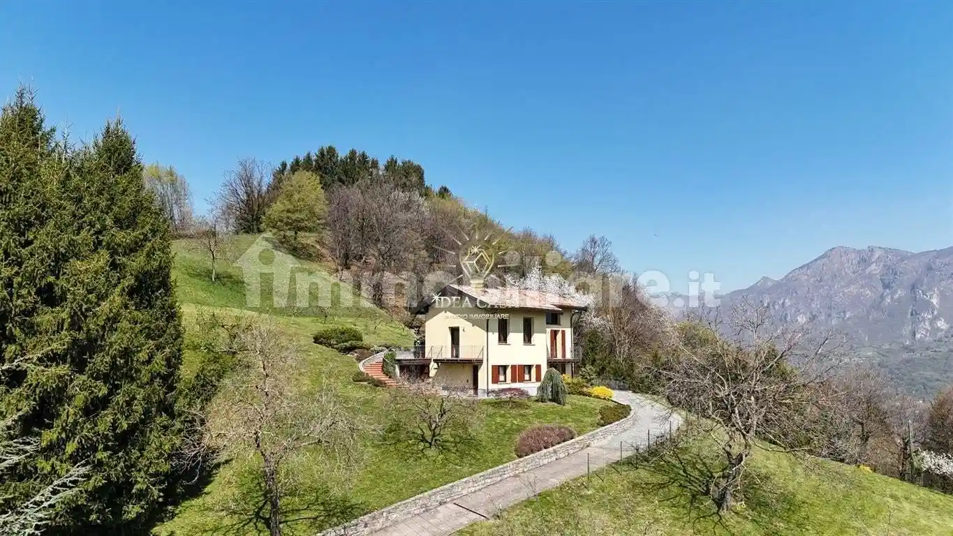 Villa in vendita a Val Brembilla