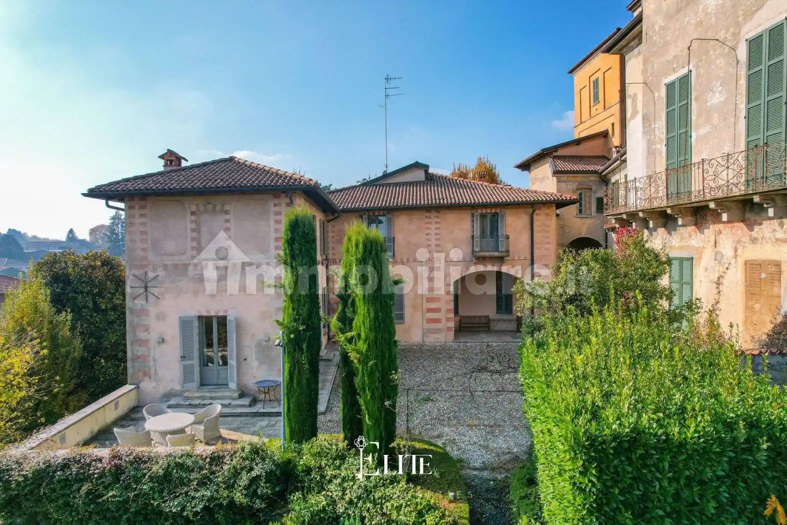 Villa in vendita a Azzate