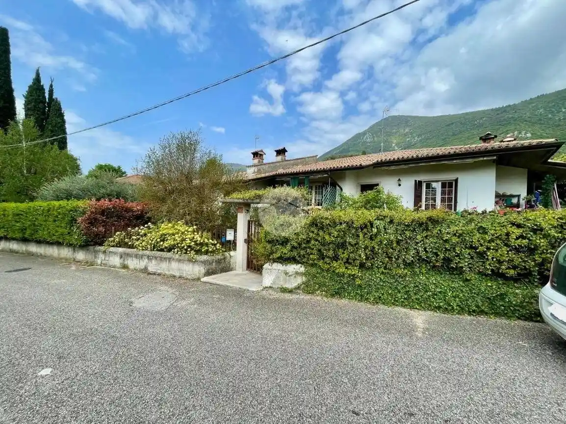Villa in vendita a Caprino Veronese