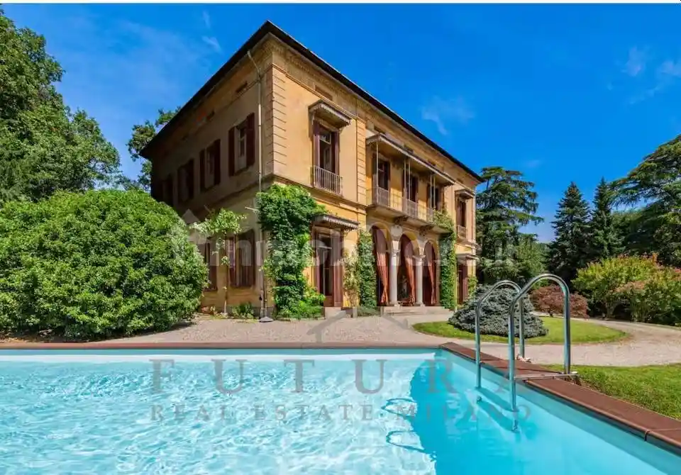 Villa in vendita a Longone al Segrino