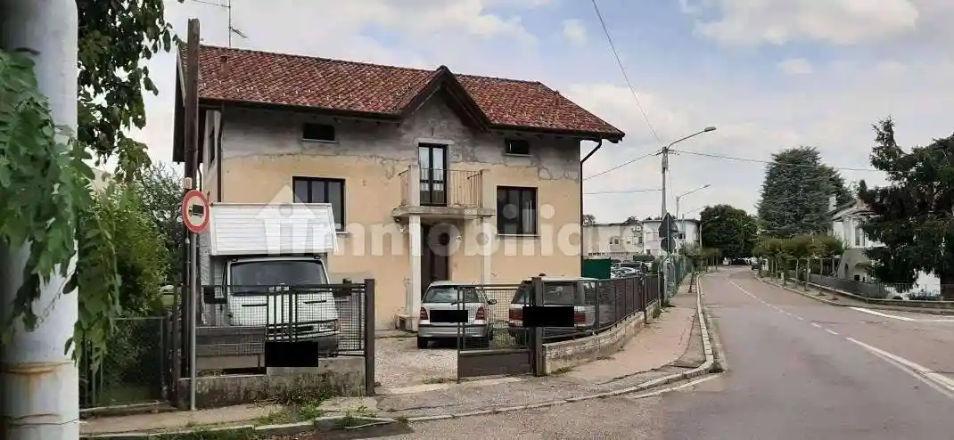Casa indipendente in vendita a Gazzada Schianno