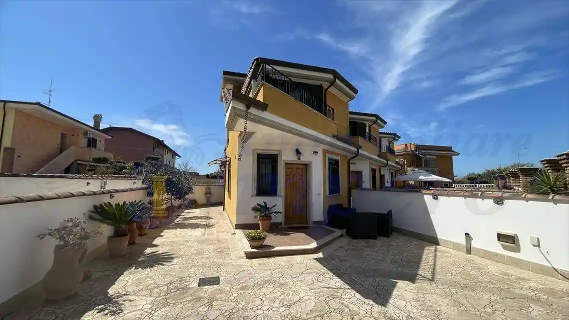 Villetta a schiera in vendita a Pomezia