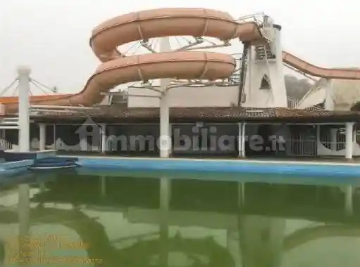 Palazzo - Stabile in vendita a Gualtieri