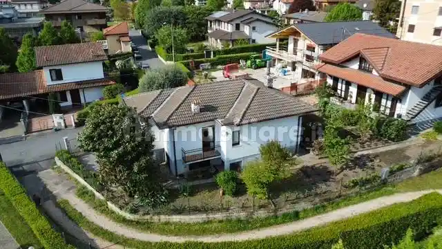 Villa in vendita a Bisuschio